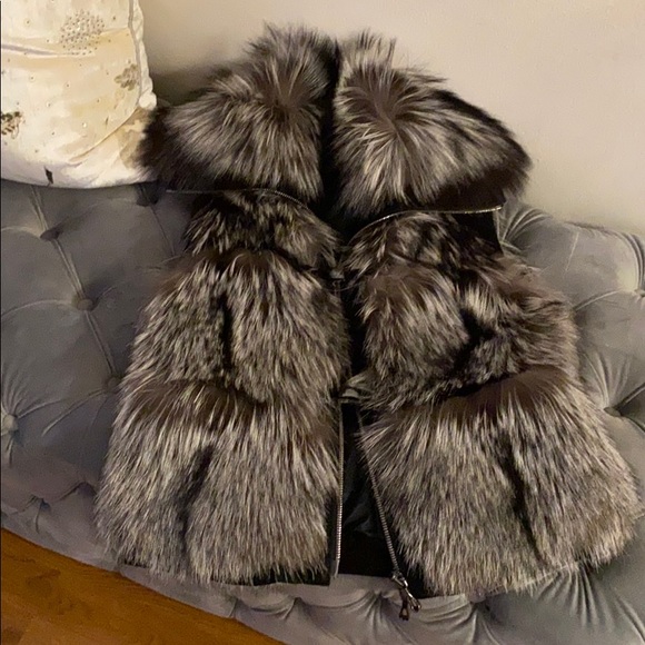 Real Silver Fox fur Vest with beautiful details - Picture 3 of 8